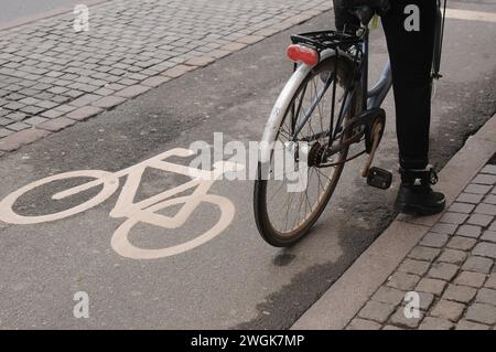 Copenhague, Danemark /05 février 2024/.piste cyclable pour cyclistes à Copenhague, capitale dan ish. Photo.Francis Joseph Dean/Dean Pictures Banque D'Images