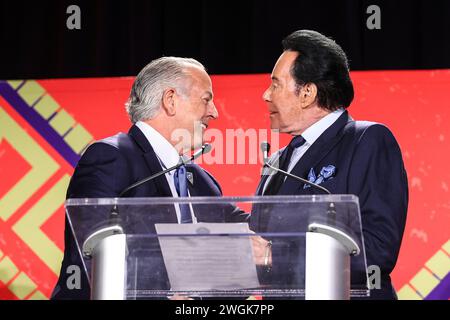 Las Vegas, Nevada, États-Unis. 05 février 2024 : (de gauche à droite) le gouverneur Joe Lombardo, gouverneur du Nevada, accueille Wayne Newton, Mr. Las Vegas, lors de la conférence de presse de bienvenue du Super Bowl LVIII au Mandalay Bay Convention Center à Las Vegas, Nevada. Christopher Trim/CSM. (Crédit image : © Christopher Trim/Cal Sport Media) crédit : Cal Sport Media/Alamy Live News Banque D'Images