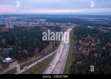 Photographie par drone du trafic routier à haute intensité dans une ville pendant l'heure de pointe matinale de l'automne matin Banque D'Images