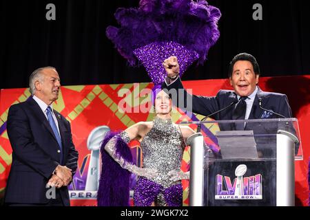 Las Vegas, Nevada, États-Unis. 05 février 2024 : (de gauche à droite) le gouverneur Joe Lombardo, gouverneur du Nevada, écoute Wayne Newton, Mr. Las Vegas, lors de la conférence de presse de bienvenue du Super Bowl LVIII au Mandalay Bay Convention Center à Las Vegas, Nevada. Christopher Trim/CSM. (Crédit image : © Christopher Trim/Cal Sport Media) crédit : Cal Sport Media/Alamy Live News Banque D'Images