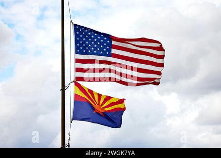 Drapeau américain et drapeau de l'État de l'Arizona sur un mât de drapeau soufflant dans le vent Banque D'Images