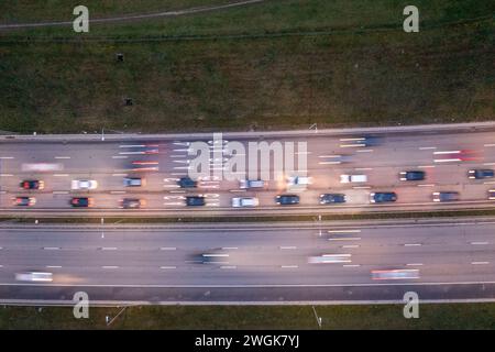 Photographie par drone du trafic routier à haute intensité dans une ville pendant l'heure de pointe matinale de l'automne matin Banque D'Images