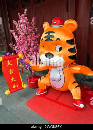 Singapour, Chinatown, préparation au nouvel an chinois, avec des décorations rouge vif et or sur l'affichage. Installation de tigre mignon. Banque D'Images