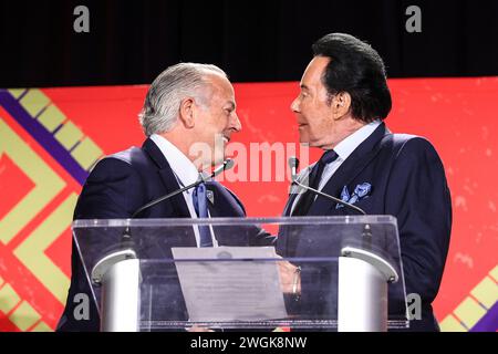 Las Vegas, Nevada, États-Unis. 05 février 2024 : (de gauche à droite) le gouverneur Joe Lombardo, gouverneur du Nevada, accueille Wayne Newton, Mr. Las Vegas, lors de la conférence de presse de bienvenue du Super Bowl LVIII au Mandalay Bay Convention Center à Las Vegas, Nevada. Christopher Trim/CSM. Crédit : Cal Sport Media/Alamy Live News Banque D'Images