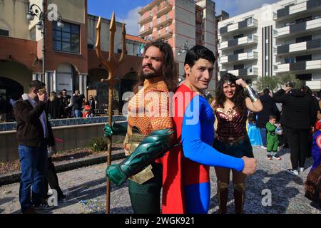 Les acteurs de Cosplayer portent des costumes de personnages célèbres de dessins animés et de films pour enfants. Marvel People pose avec des enfants pour une photo souvenir sur le carnaval d Banque D'Images