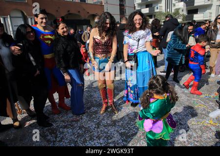 Les acteurs de Cosplayer portent des costumes de personnages célèbres de dessins animés et de films pour enfants. Marvel People pose avec des enfants pour une photo souvenir sur le carnaval d Banque D'Images