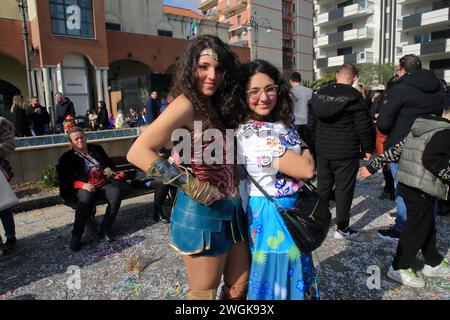 Les acteurs de Cosplayer portent des costumes de personnages célèbres de dessins animés et de films pour enfants. Marvel People pose avec des enfants pour une photo souvenir sur le carnaval d Banque D'Images