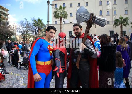 Les acteurs de Cosplayer portent des costumes de personnages célèbres de dessins animés et de films pour enfants. Marvel People pose avec des enfants pour une photo souvenir sur le carnaval d Banque D'Images