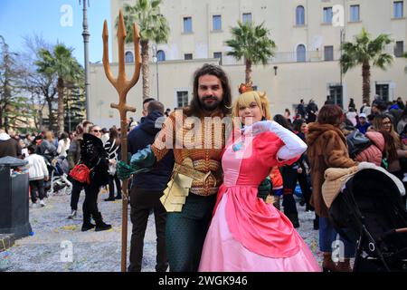 Les acteurs de Cosplayer portent des costumes de personnages célèbres de dessins animés et de films pour enfants. Marvel People pose avec des enfants pour une photo souvenir sur le carnaval d Banque D'Images