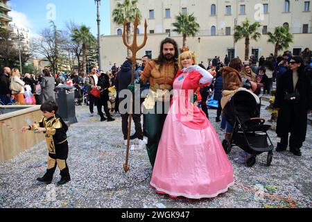 Les acteurs de Cosplayer portent des costumes de personnages célèbres de dessins animés et de films pour enfants. Marvel People pose avec des enfants pour une photo souvenir sur le carnaval d Banque D'Images