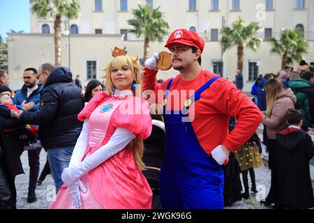 Les acteurs de Cosplayer portent des costumes de personnages célèbres de dessins animés et de films pour enfants. Marvel People pose avec des enfants pour une photo souvenir sur le carnaval d Banque D'Images