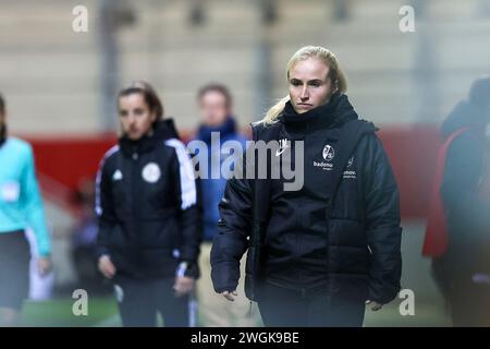 Muenchen, Deutschland. 05th Feb, 2024. Theresa Merk (SC Freiburg, Chef-Trainerin), FC Bayern Muenchen v. SC Freiburg, Fussball, Google Pixel Frauen-Bundesliga, 12. Spieltag, saison 2023/24, 05.02.2024, LA RÉGLEMENTATION DFL INTERDIT TOUTE UTILISATION DE PHOTOGRAPHIES COMME SÉQUENCES D'IMAGES, Foto : Eibner-Pressefoto/Jenni Maul crédit : dpa/Alamy Live News Banque D'Images