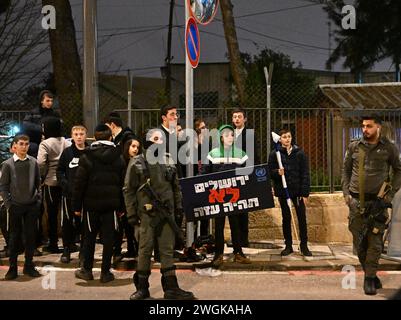 Jérusalem, Israël. 05th Feb, 2024. La police des frontières se tient devant les Juifs israéliens de droite avec une pancarte indiquant "Jérusalem ne sera pas Gaza" lors d'une manifestation contre l'Office de secours et de travail des Nations Unies, UNRWA devant le siège de l'UNRA à Jérusalem le lundi 5 février 2024. Les manifestants ont appelé à une évacuation immédiate du quartier général des terres de l'État israélien. Photo de Debbie Hill/ crédit : UPI/Alamy Live News Banque D'Images