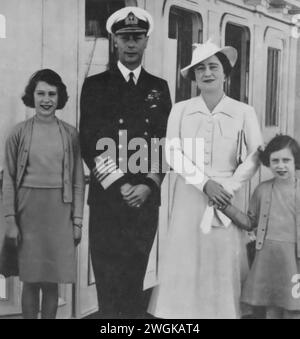 Photographie de la famille royale, y compris le roi George VI, la reine Elizabeth (la reine mère), la princesse Elizabeth et la princesse Margaret, à bord du yacht royal 'Victoria and Albert' en 1938. Cette image capture la famille lors d'une croisière tranquille autour de la côte britannique avant le déclenchement de la IIe Guerre mondiale Banque D'Images