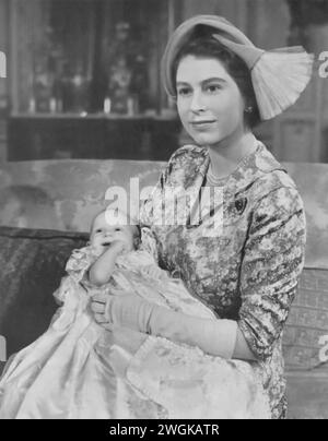 Portrait d'Elizabeth II berçant sa fille nouveau-née, la princesse Anne, en 1950. Cette photographie capture un moment tendre entre la future reine et son deuxième enfant, né le 15 août 1950. L'image offre un aperçu de la première vie de famille d'Elizabeth, à cette époque encore princesse, quelques années avant qu'elle ne monte sur le trône britannique. Banque D'Images