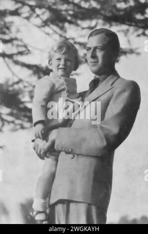 Photographie de Prince George, duc de Kent, avec son fils Prince Edward, prise en 1937. Le prince George, frère cadet du roi George VI, est vu ici pendant une période de changement important dans la monarchie britannique, juste un an après la crise de l'abdication et le début du règne du roi George VI. Banque D'Images