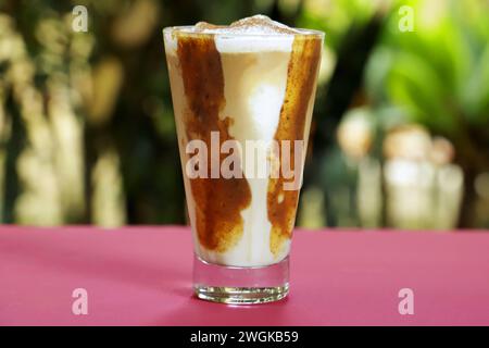 Un verre de café crémeux avec dulce de leche Banque D'Images