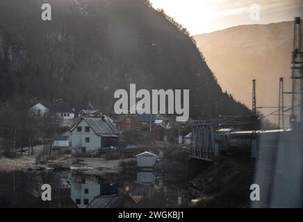 Regardant par la fenêtre du train Oslo-Bergen, Norvège, coucher de soleil dans un fjord Banque D'Images