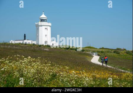 Les gens marchant sur le sentier de la route côtière. Maisons de lumière de l'avant-pays du Sud. Falaises blanches de Douvres Kent. Banque D'Images