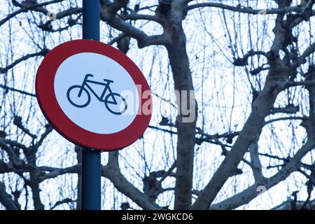 Panneau bicyclettes interdites. Règlement interdisant les vélos dans les zones piétonnes jardinées Banque D'Images