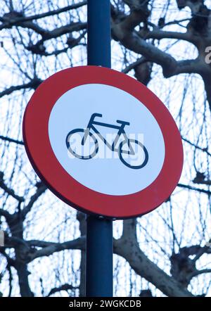 Panneau bicyclettes interdites. Règlement interdisant les vélos dans les zones piétonnes jardinées Banque D'Images