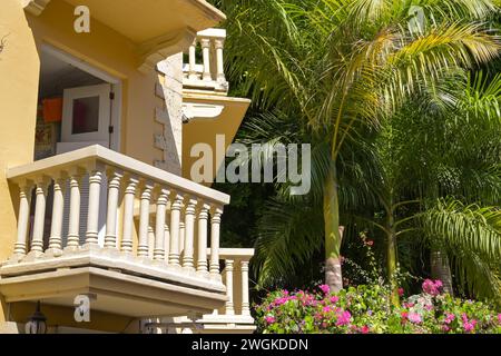 Carthagène, Colombie - 24 janvier 2024 : conception traditionnelle d'un bâtiment avec balcons dans la vieille ville historique de Carthagène. Banque D'Images