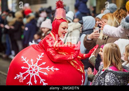 Manchester Christmas Parade 2023 fait son chemin dans les rues du centre-ville pour la deuxième année Banque D'Images