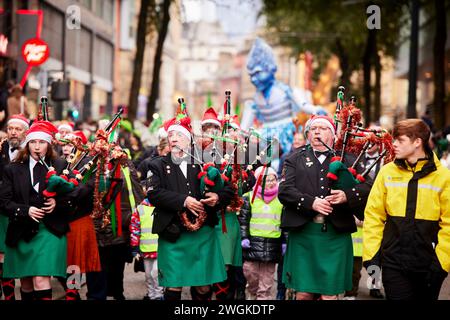 Manchester Christmas Parade 2023 fait son chemin dans les rues du centre-ville pour la deuxième année Banque D'Images