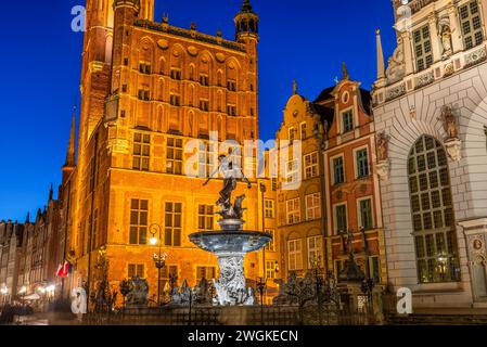 Fontaine de Neptune à Gdansk illuminée en soirée, Pologne Banque D'Images