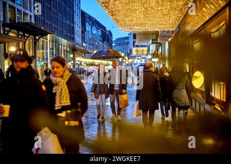 Genève ville en Suisse Rue de Rive shopping sous la pluie Banque D'Images