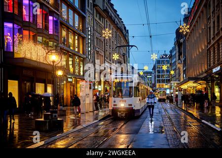 Genève ville en Suisse Rue de Rive shopping sous la pluie et Transports publics Genevois TPG Banque D'Images