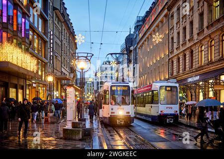 Genève ville en Suisse Rue de Rive shopping sous la pluie et Transports publics Genevois TPG Banque D'Images