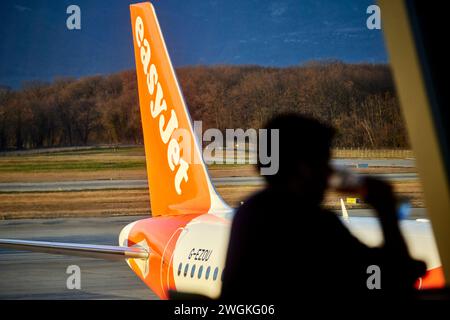 Aéroport de Genève Suisse, passager attendant des avions EasyJet au terminal Banque D'Images