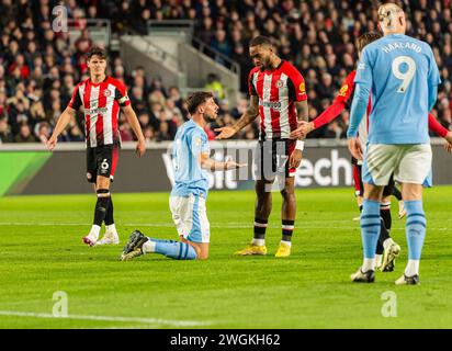 Londres, Angleterre, le 5 février 2024. Rúben Dias de Manchester City fait appel alors que Ivan Toney de Brentford regarde pendant le match de premier League entre Brentford et Manchester City au Gtech Community Stadium, Londres, Angleterre, le 5 février 2024. Photo de Grant Winter. Utilisation éditoriale uniquement, licence requise pour une utilisation commerciale. Aucune utilisation dans les Paris, les jeux ou les publications d'un club/ligue/joueur. Crédit : UK Sports pics Ltd/Alamy Live News Banque D'Images