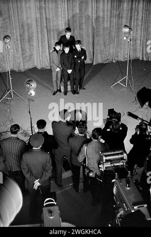 Les Beatles affrontent les médias après les répétitions de l’après-midi sur la scène du Ed Sullivan Show, le samedi 8 février 1964. CBS' The Ed Sullivan Show CBS Studio 50, Broadway et West 53rd Street, New York, NY. Avant (G à d) : George Harrison, Ringo Starr, Paul McCartney arrière : John Lennon Banque D'Images