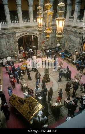 Jour de visionnement acheteurs potentiels regardant le contenu de l'une des chambres. Vente aux enchères de maisons de campagne Sothebys à Mentmore Towers, Buckinghamshire, Angleterre mai 1977. Sothebys a vendu aux enchères le contenu de cette demeure ancestrale appartenant au 7e comte de Rosebery. ANNÉES 1970 ROYAUME-UNI HOMER SYKES Banque D'Images