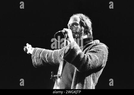 Bob Harris présente Queen au concert de Cardiff Castle 10/9/1976 Banque D'Images