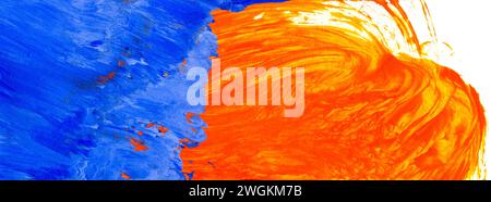 Fond de couleur peint à la main dans des teintes bleues et oranges de peintures acryliques. Travail au pinceau léger, lavage à l'eau, en orange cadmium juxtaposé avec des appli opaques Banque D'Images