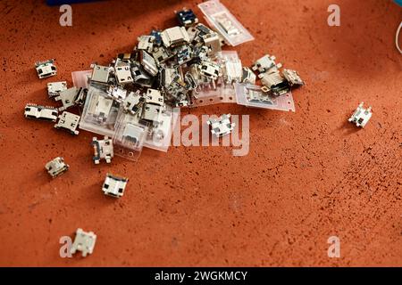 vue de dessus des microschémas électroniques sur table dans l'atelier de réparation, entreprise de maintenance électronique Banque D'Images