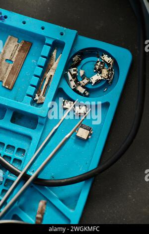 vue de dessus de la boîte en plastique avec différentes pièces de rechange pour les appareils électroniques dans l'atelier de réparation Banque D'Images