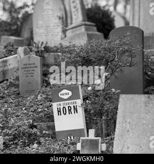 Pierre tombale pour Jim Stanford Horn, auteur, au cimetière de Highgate, Londres Banque D'Images