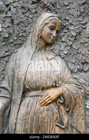 L'Annonciation - premier mystère joyeux du Rosaire. Sculpture en relief sur le mont Podbrdo (la colline des apparitions) à Medjugorje. Banque D'Images