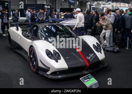 Paris, France - Rétromobile 2024. Focus sur un Pearl White and Exposed Carbon Fiber 2009 Pagani Zonda Cinque Roadster. Banque D'Images