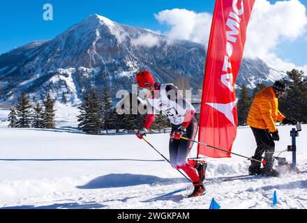 Avec MT, États-Unis. 04th Feb, 2024. Butte à crête en arrière-plan, Western Colorado UniversityÕs, Conner Nilsen, quitte la porte de départ pour se diriger vers une deuxième place dans la WCU Nordic 5K Classic Invitational. Crested Butte Nordic Center, Crested Butte, Colorado. Crédit : csm/Alamy Live News Banque D'Images