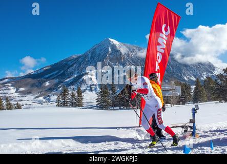 Avec MT, États-Unis. 04th Feb, 2024. Butte à crête en arrière-plan, Denver UniversityÕs, Max Maronde, quitte la porte de départ lors de la WCU Nordic 5K Classic Invitational. Crested Butte Nordic Center, Crested Butte, Colorado. Crédit : csm/Alamy Live News Banque D'Images