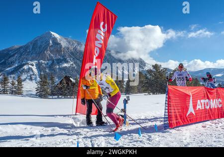 Avec MT, États-Unis. 04th Feb, 2024. Butte à crête en arrière-plan, Colorado Mesa UniversityÕs, Ivar Skaarseth, quitte la porte de départ pour arriver à la première place dans la WCU Nordic 5K Classic Invitational. Crested Butte Nordic Center, Crested Butte, Colorado. Crédit : csm/Alamy Live News Banque D'Images