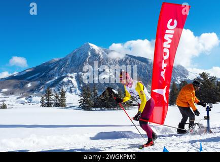 Avec MT, États-Unis. 04th Feb, 2024. Butte à crête en arrière-plan, Colorado Mesa UniversityÕs, Garret Moehring, quitte la porte de départ lors de la WCU Nordic 5K Classic Invitational. Crested Butte Nordic Center, Crested Butte, Colorado. Crédit : csm/Alamy Live News Banque D'Images