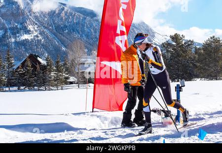 Avec MT, États-Unis. 04th Feb, 2024. Butte à crête en arrière-plan, Colorado CollegeÃs, Isak Larson, quitte la porte de départ lors de la WCU Nordic 5K Classic Invitational. Crested Butte Nordic Center, Crested Butte, Colorado. (Crédit image : © Larry Clouse/CSM/Cal Sport Media). Crédit : csm/Alamy Live News Banque D'Images