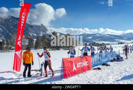 Avec MT, États-Unis. 04th Feb, 2024. Butte à crête en arrière-plan, James Roloff, de l'Université Colorado Mesa, attend à la porte de départ avant la WCU Nordic 5K Classic Invitational. Crested Butte Nordic Center, Crested Butte, Colorado. (Crédit image : © Larry Clouse/CSM/Cal Sport Media). Crédit : csm/Alamy Live News Banque D'Images