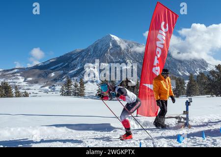 Avec MT, États-Unis. 04th Feb, 2024. Butte à crête en arrière-plan, Western Colorado UniversityÃs, Graydon Walker, quitte la porte de départ lors de la WCU Nordic 5K Classic Invitational. Crested Butte Nordic Center, Crested Butte, Colorado. (Crédit image : © Larry Clouse/CSM/Cal Sport Media). Crédit : csm/Alamy Live News Banque D'Images